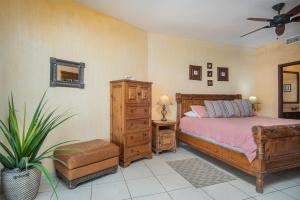 una camera con letto, cassettiera e pianta di Sonoran Sun a Puerto Peñasco Altre 17 foto