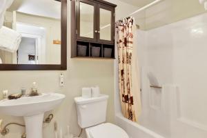 ein Badezimmer mit Waschbecken, Toilette und Dusche in der Unterkunft Green Squirrel Chateau #2484 in Big Bear Lake + 14 Fotos