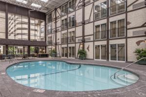 una grande piscina nel cortile di un edificio di Best Western Plus The Normandy Inn & Suites a Minneapolis
