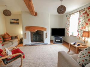 Una sala de estar con chimenea y televisión. en St John's House, en Newport