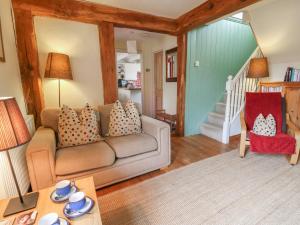 una sala de estar con un sofá y una mesa en St John's House, en Newport
