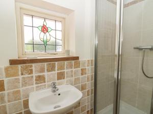 baño con lavabo y ducha con ventana en St John's House, en Newport 23 fotos más