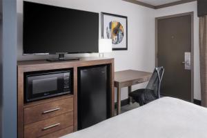 TV a/nebo společenská místnost v ubytování Aiden Austin City Hotel