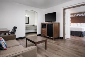 TV a/nebo společenská místnost v ubytování Aiden Austin City Hotel