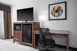 TV a/nebo společenská místnost v ubytování Aiden Austin City Hotel