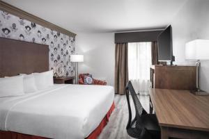 Postel nebo postele na pokoji v ubytování Aiden Austin City Hotel