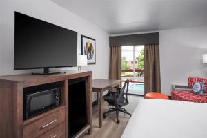 TV a/nebo společenská místnost v ubytování Aiden Austin City Hotel