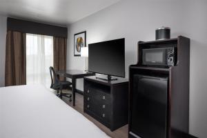 TV a/nebo společenská místnost v ubytování Aiden Austin City Hotel