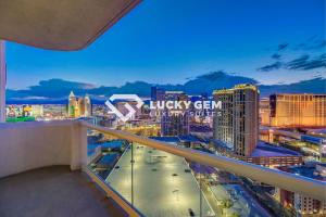 Fotografie z fotogalerie ubytování Lucky Gem Penthouse & Luxury Suites at Signature Resort, Balcony Strip View 2605 v Las Vegas