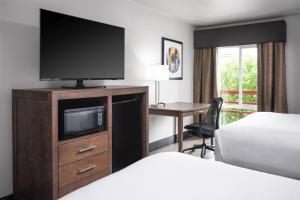 TV a/nebo společenská místnost v ubytování Aiden Austin City Hotel