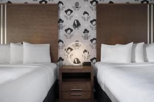 Postel nebo postele na pokoji v ubytování Aiden Austin City Hotel