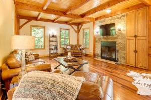 Ruang duduk di Game Room and Pool Group Getaway in Dahlonega!