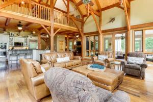 Ruang duduk di Game Room and Pool Group Getaway in Dahlonega!
