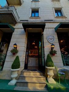 ein Gebäude mit einer Treppe, die zu einer Tür führt in der Unterkunft Galata Calm Tale Hotel in Istanbul