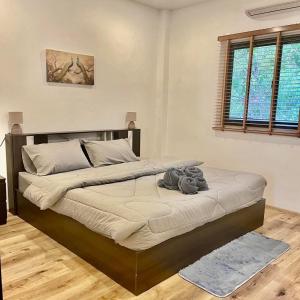 Katil atau katil-katil dalam bilik di Poo Villa Koh Lanta Krabi