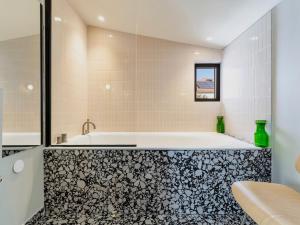 Ένα μπάνιο στο Architecture Toulon House +5 φωτογραφίες