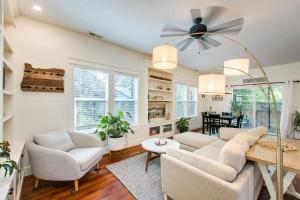 un salon avec des murs blancs et un ventilateur de plafond dans l'établissement Blue Sky Bungalow, à Boise