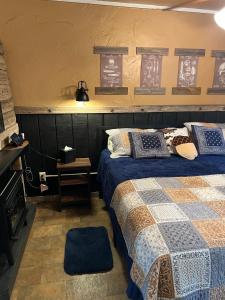 Gallery image of Acorn Hideaways Canton Rustic Old West Frontier Suite in Canton +11 photos