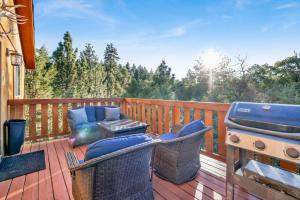 eine Terrasse mit Stühlen, einem Grill und einem Grill in der Unterkunft Skyline lodge #2353 in Big Bear Lake