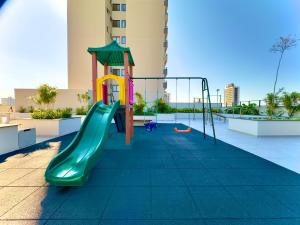 Herní místnost nebo prostor pro děti v ubytování Apto A 300m PRAIA e 8min Beto Carreiro c Vista Mar Incrível Ar Condicionado Churrasqueira privativa Condo Completo com Piscina Academia ao Ar livre Sauna Playground Portaria 24H e Vaga privativa de Garagem Reserve Agora e Viva essa Experiência