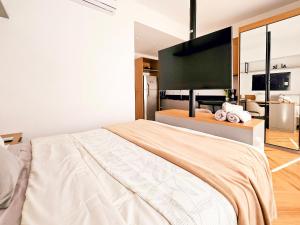Un dormitorio con una cama grande y una cocina. en JP Redenção by LikeHome, en Porto Alegre