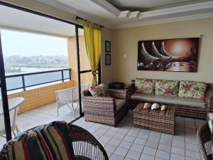 Χώρος καθιστικού στο Apartamento com 4 suítes em Salinas - Pa