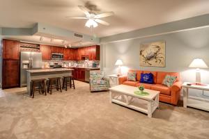 un salon avec un canapé et une table dans l'établissement Gorgeous 1-Bed 2-Bath condo with Gulf View! Pools On-Site! Walk To The Beach!, à Panama City Beach