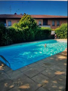 un par de personas nadando en una piscina en Escale marine, en Saint-Jory