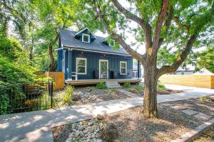 une maison bleue avec un arbre en face dans l'établissement Blue Sky Bungalow, à Boise