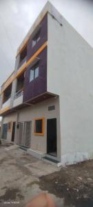 Un edificio blanco con un morado en shree angareshwar home stay, en Makoria Ām