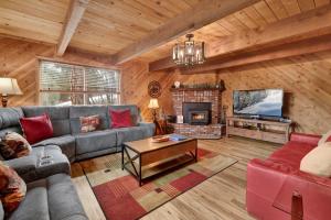 un soggiorno con un divano e una TV di Alpine adventure #2166 a Big Bear Lake