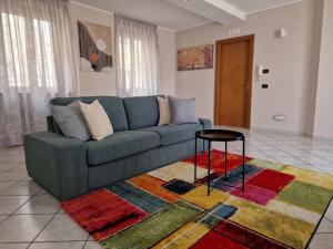 un soggiorno con un divano e un tavolo di La Terrazza HOUSE a Lanciano