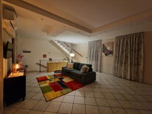 un soggiorno con un divano e un tappeto di La Terrazza HOUSE a Lanciano