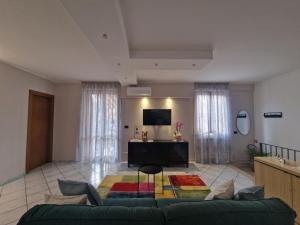 un soggiorno con un divano e una TV di La Terrazza HOUSE a Lanciano