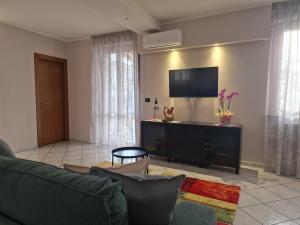 un soggiorno con divano e TV a schermo piatto di La Terrazza HOUSE a Lanciano Altre 27 foto