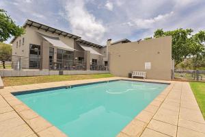 una gran piscina frente a una casa en The Paddocks Pearl -115, en Fourways