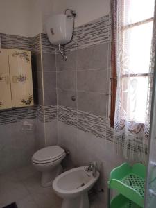 Un baño pequeño con inodoro y lavabo. en Villa Rosalba, en Villasimius 36 fotos más