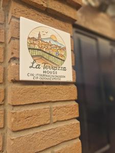 Certificato, attestato, insegna o altro documento esposto da La Terrazza HOUSE