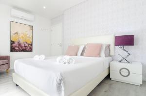 En eller flere senge i et værelse på TERRAZA - Exclusive Terrace, Sea View & Pool + 53 billeder