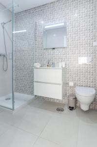 Et badeværelse på TERRAZA - Exclusive Terrace, Sea View & Pool