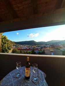 een fles wijn op een tafel met glazen bij Estrella Apartment Mostar in Mostar