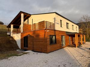 ein Haus, das auf einem Schotterplatz steht in der Unterkunft Chalupa Višňa in Kotrčiná Lúčka