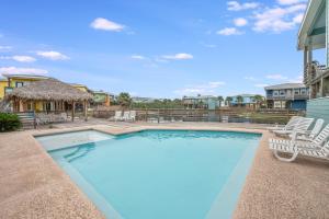 una gran piscina con sillas y aiki en Caney Creek Beach Club, en Mustang Beach