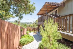un cortile con recinzione in legno e passerella di Moonglow Cottage a Cambria