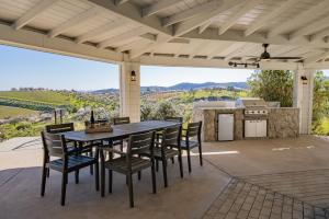 an outdoor patio with a table and chairs and a kitchen at Mira Vista Manor in Paso Robles