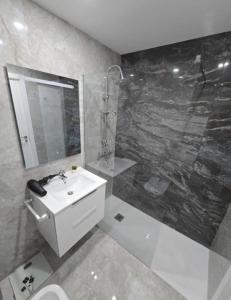 Phòng tắm tại Two-Bedroom ,central,wifi,sea view