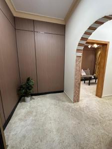 an empty room with a hallway with a table at ملاذ in Quai +1 photo