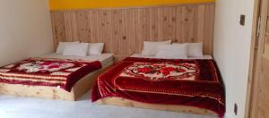 Postel nebo postele na pokoji v ubytování Ruby Lodges Upeer Neelum