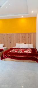 Postel nebo postele na pokoji v ubytování Ruby Lodges Upeer Neelum