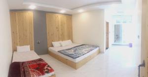 Postel nebo postele na pokoji v ubytování Ruby Lodges Upeer Neelum